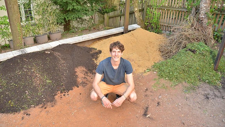 Mobile Gärten Hinter einer Person liegen die Ausgangssubstrate