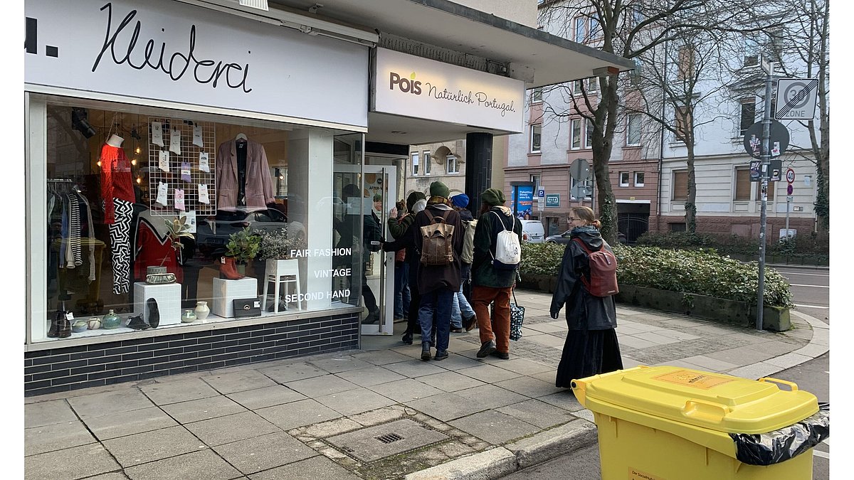 Gruppe angehender Guides vor der Kleiderei in Stuttgart