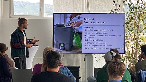 Jay erklärt den Zuhörenden die Vorteile und Unterschiede der verschiedenen Kompostarten.