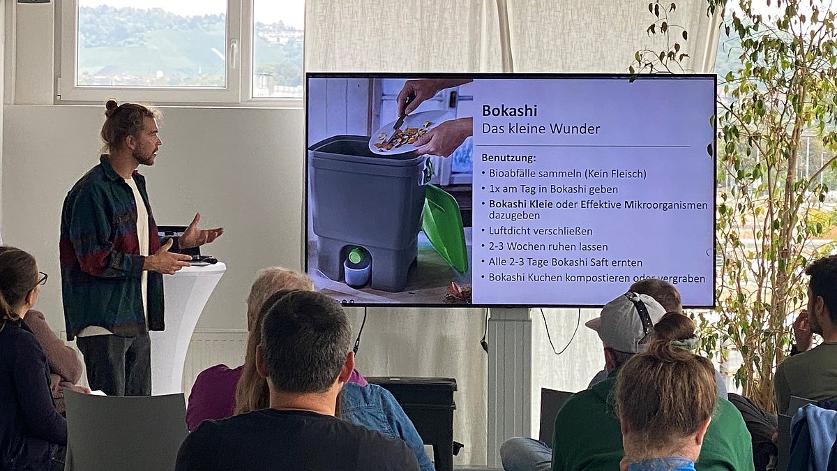 Jay erklärt den Zuhörenden die Vorteile und Unterschiede der verschiedenen Kompostarten.