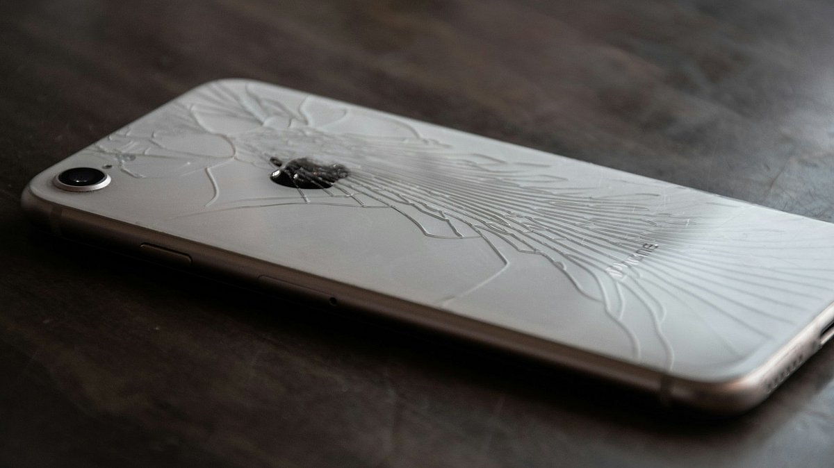 Handy mit vielen Rissen liegt auf dem Tisch