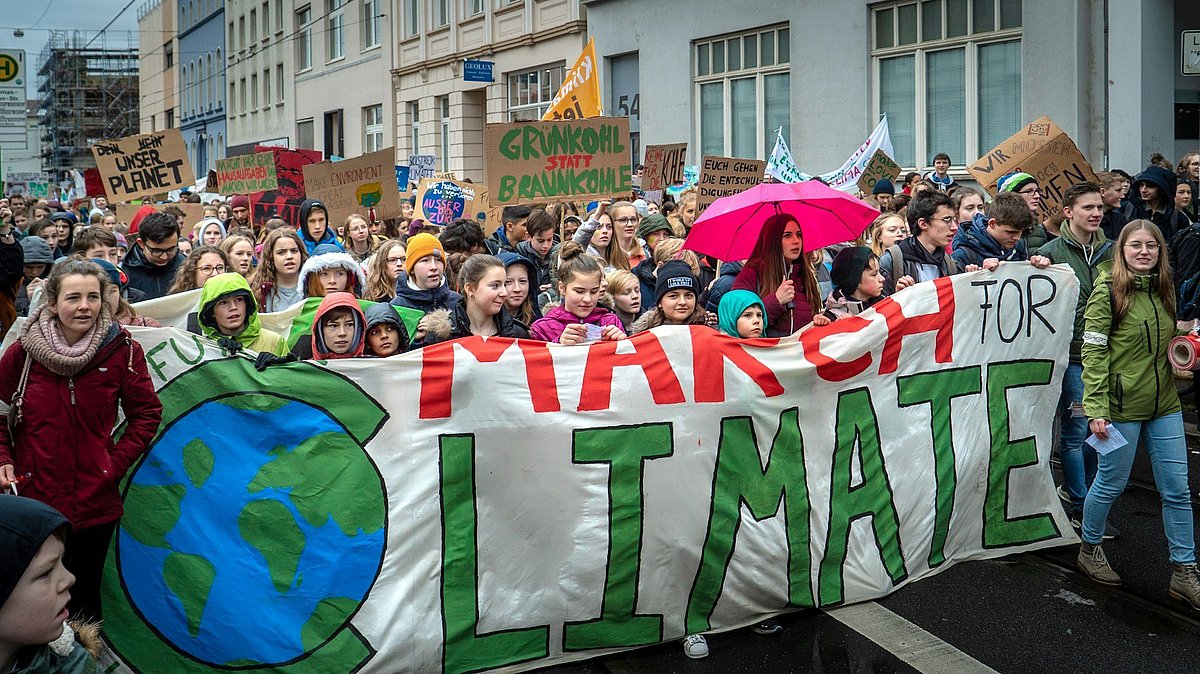 Demonstrationen zum Klimawandel mit Bannern und vielen Menschen