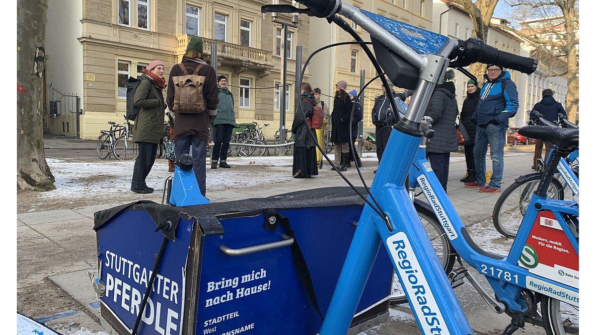 Lastenrad mit der Aufschrift Stuttgarter Pferdle vor der Gruppe angehender Guides