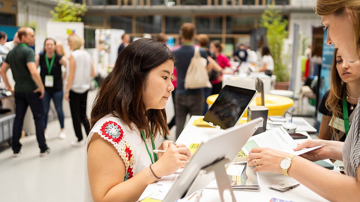 Der Zukunftsmarkt zur grünen Arbeitswelt bot Teilnehmenden die Möglichkeit, interaktiv Berufe aus den Bereichen Grüne Energie & Industrie, Mobilität der Zukunft, Natur & Artenvielfalt und Städte im Wandel auszuprobieren. 