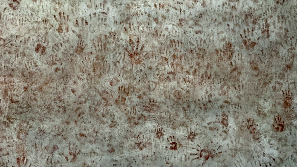 Viele Handabdrücke auf einer Wand