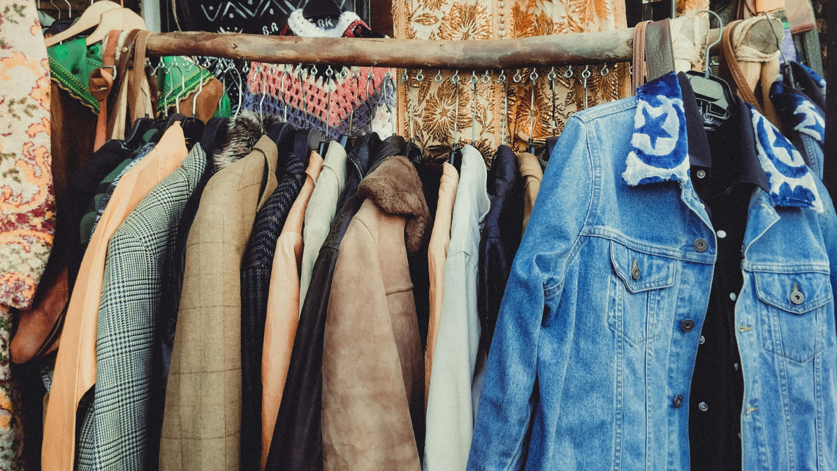 Kleidungsstücke hängen auf einer Kleiderstange