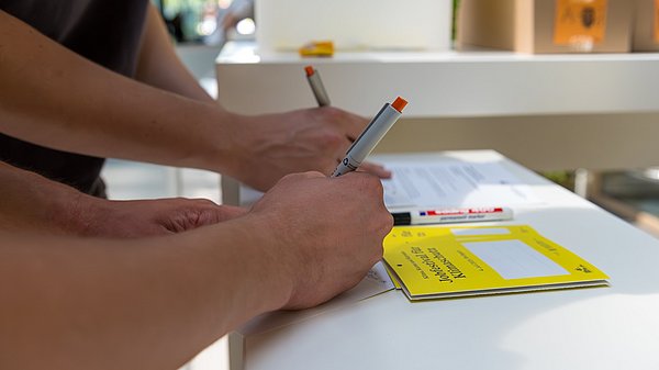 Zwei Teilnehmende füllen eine Umfrage aus