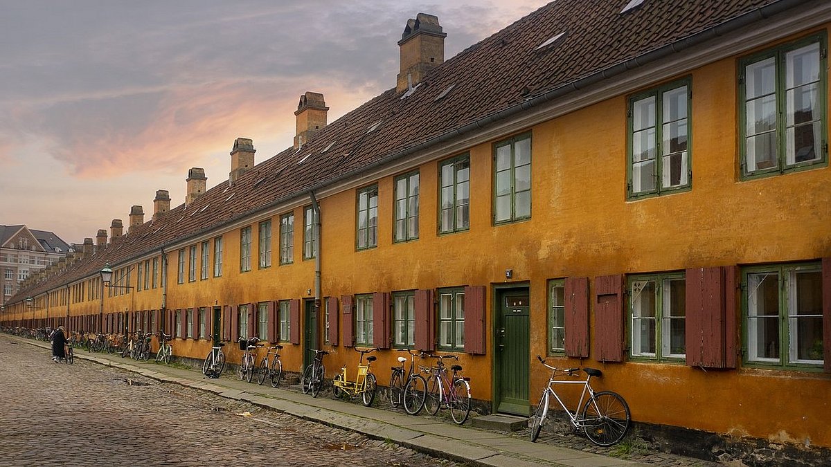 Häuserfront mit zahlreichen Fahrrädern