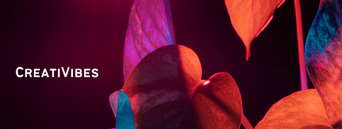 Abstrakte Pflanzenkunst mit Schriftzug CreatiVibes