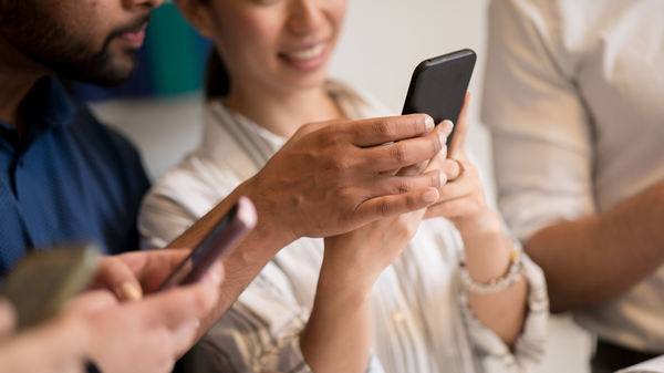 Mehrere Personen mit ihrem Smartphone