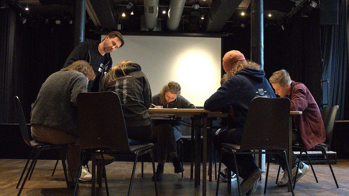 Gruppe arbeitet gemeinsam an einem Projekt