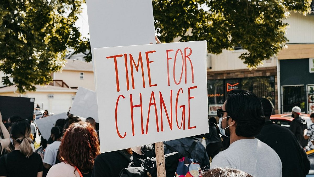Ein Demonstrationszug mit Demoschildern
