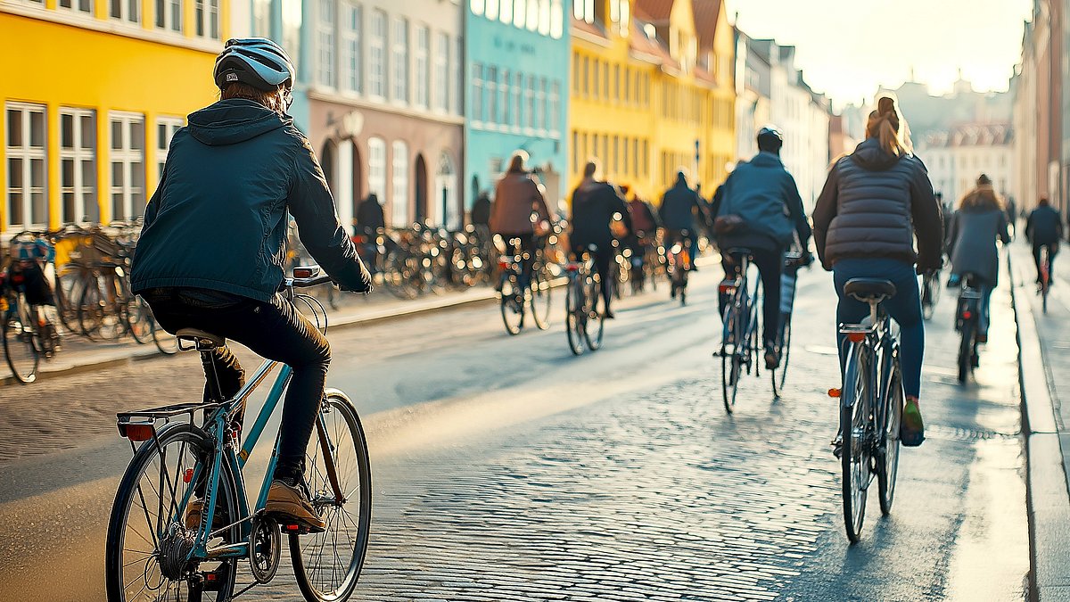 Eine Gruppe von Menschen radelt durch Kopenhagen. 