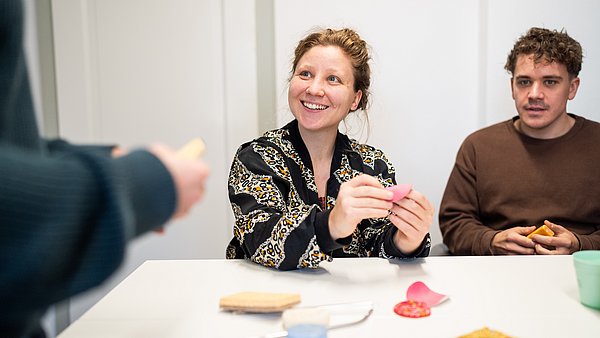 Junge Frau hält ein wiederverwendbares Wattepad in der Hand und lächelt