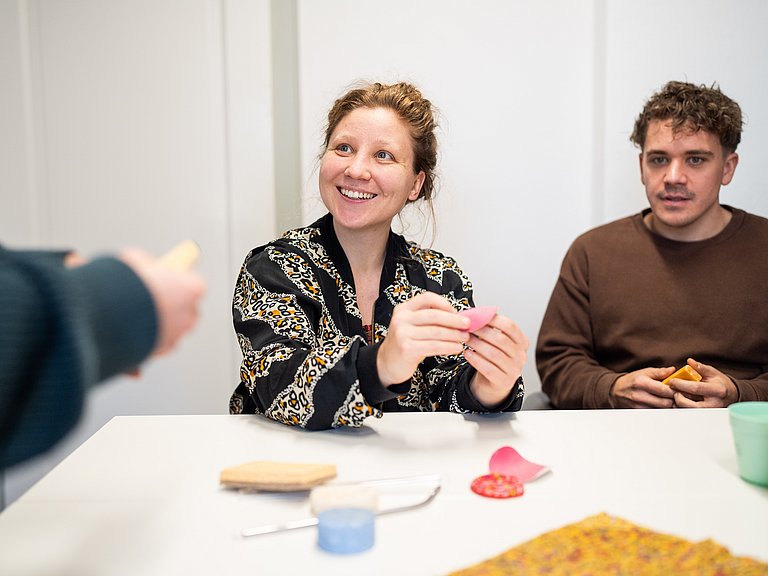 Junge Frau hält ein wiederverwendbares Wattepad in der Hand und lächelt