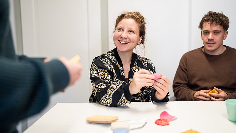 Junge Frau hält ein wiederverwendbares Wattepad in der Hand und lächelt