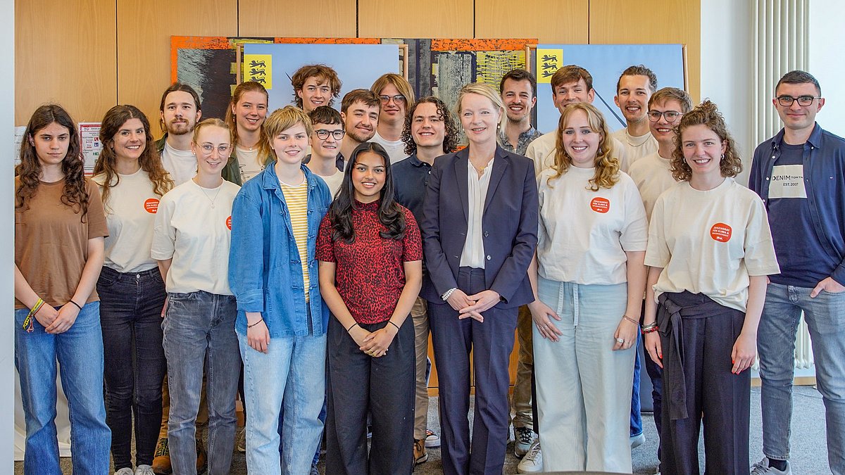 Gruppenfoto: Umweltministerin Thekla Walker steht in Mitten des Jugendrats für Klima & Nachhaltigkeit (23 Mitglieder)