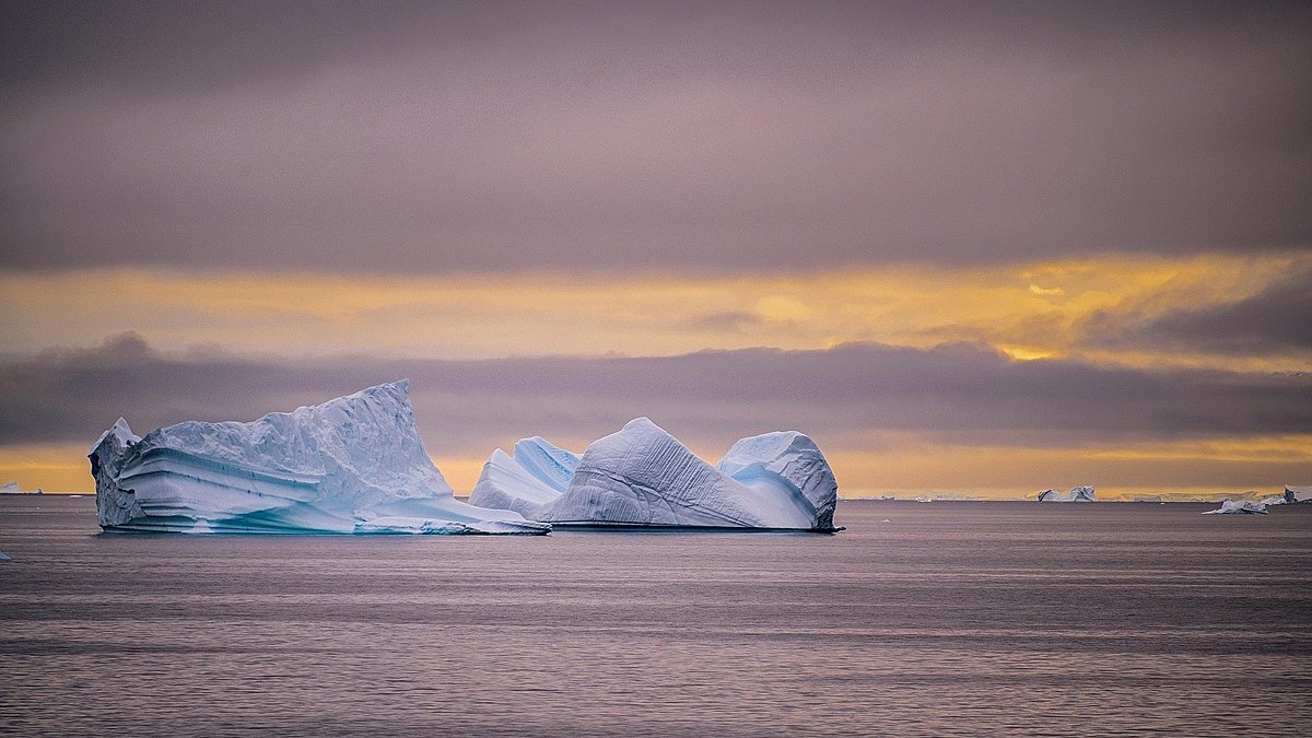Stück eines Eisbergs treibt im Wasser
