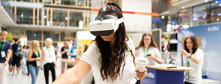 Eine Person mit VR-Brille