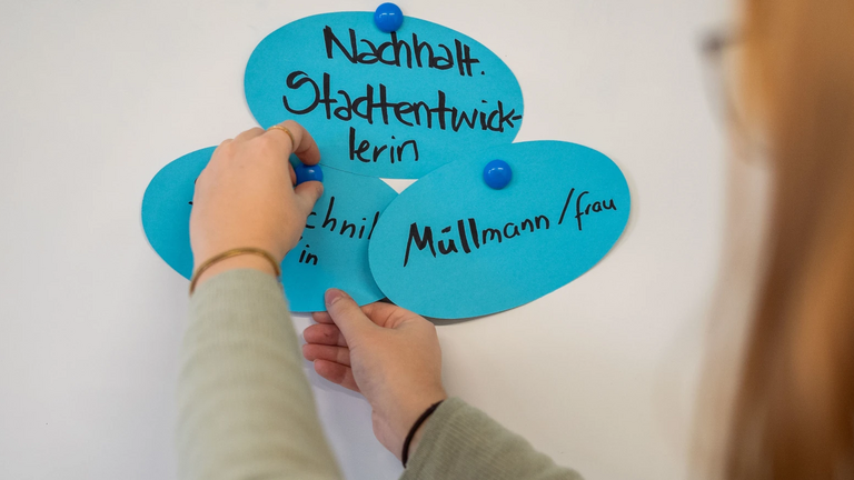 Eine junge Frau brainstormt nachhaltige Berufe.