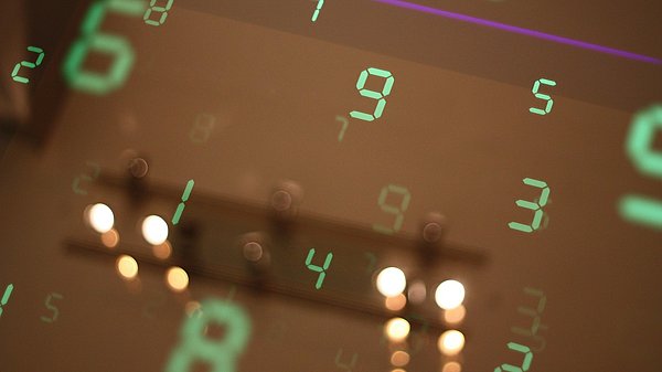 Unscharfe Spiegelung von Zahlen auf einer glatten Oberfläche