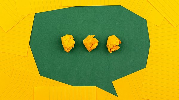 Eine aus Papier dargestellte Sprechblase