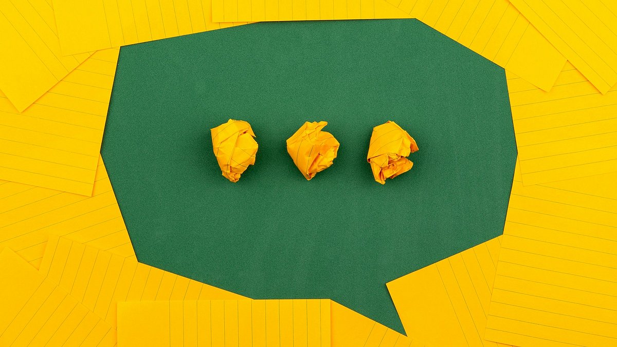 Eine aus Papier dargestellte Sprechblase