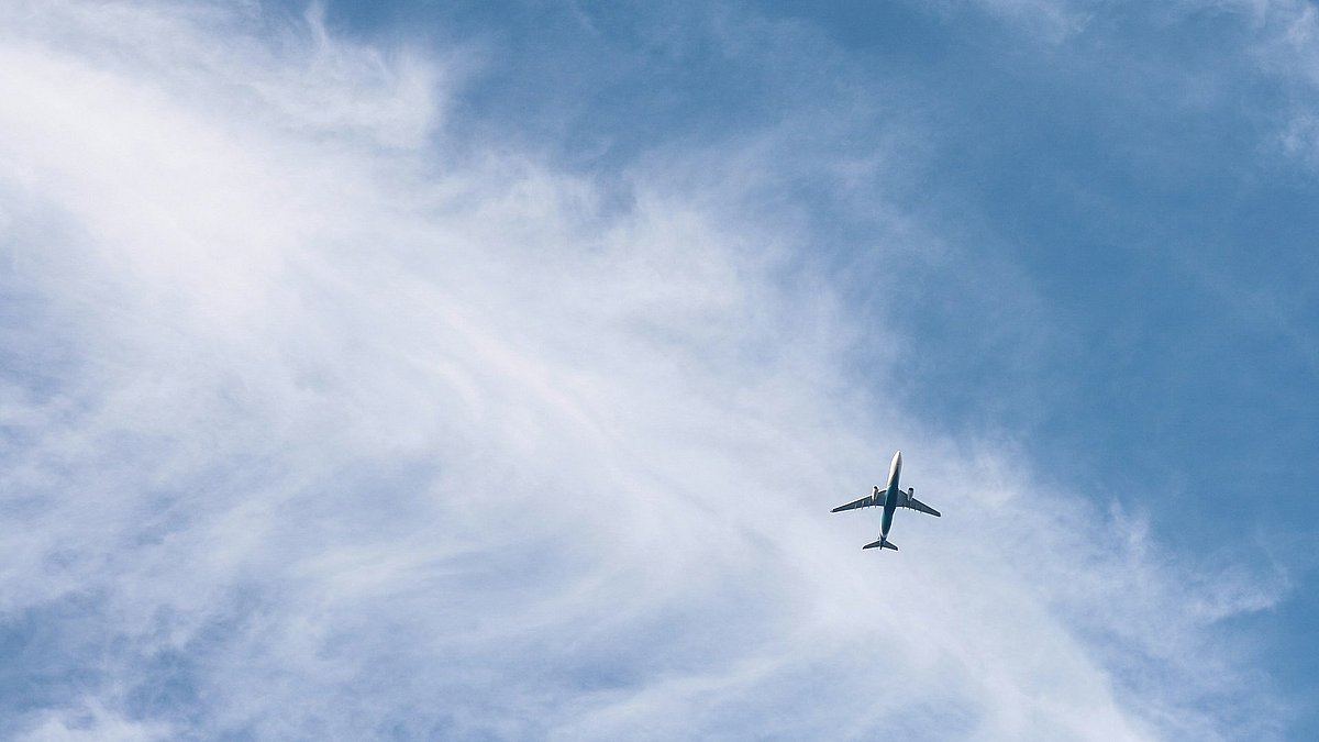 Flugzeug fliegt am Himmel