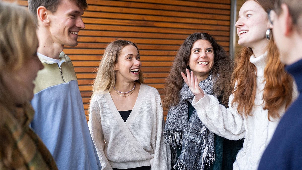 Eine Kleingruppe aus dem Jugendrat unterhält sich und gestikuliert dabei