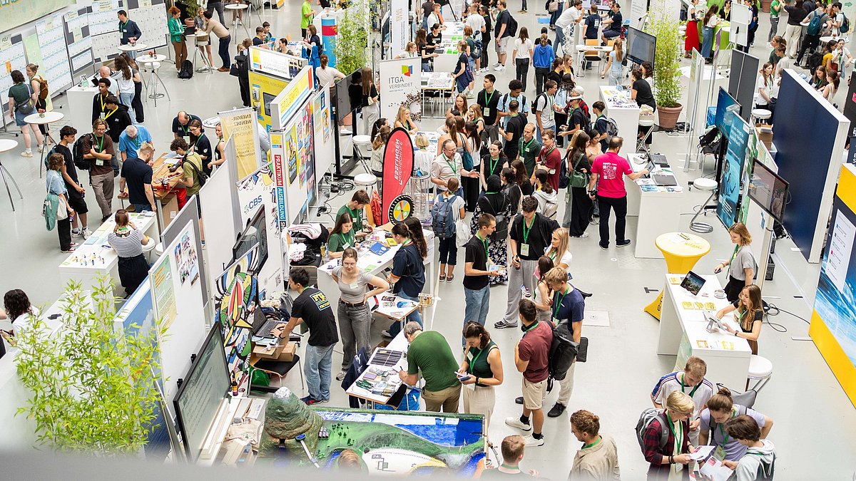Ein Festival von oben mit Informationsständen und Besuchenden