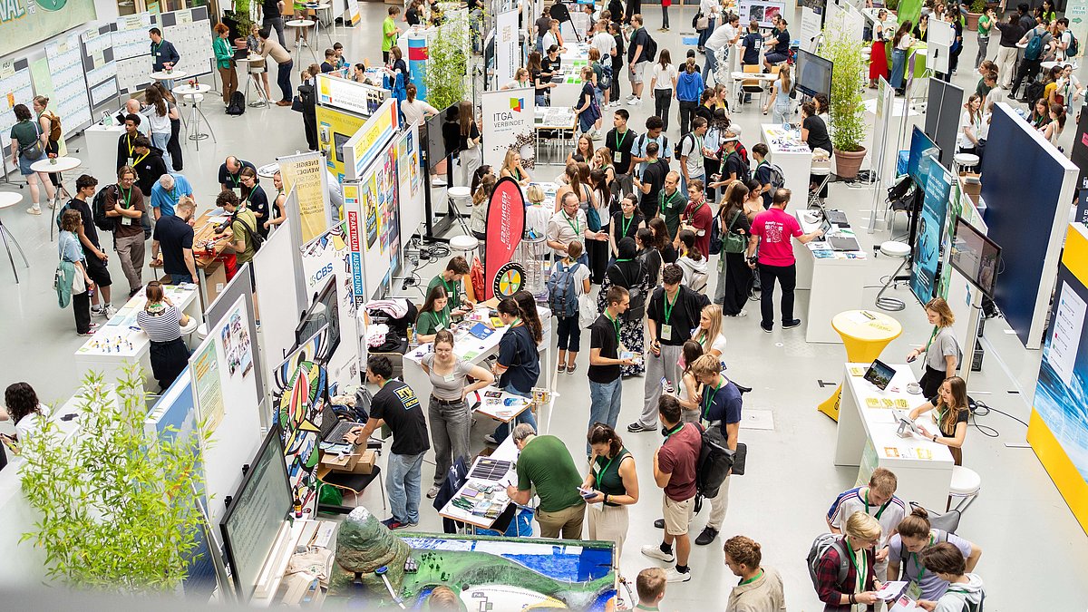 Foto von oben: Viele junge Menschen auf dem Zukunftsmarkt beim Jobfestival 
