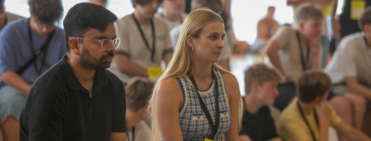 Jugendliche hören zu