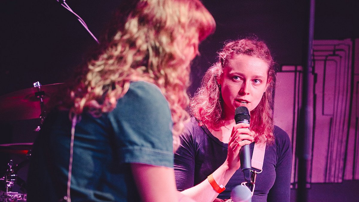 Ein Gespräch zwischen Sängerin und Moderatorin