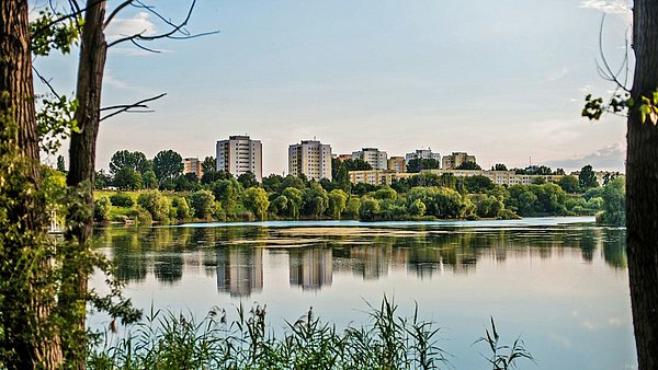 Ein See mit einer Skyline einer Stadt im Hintergrund