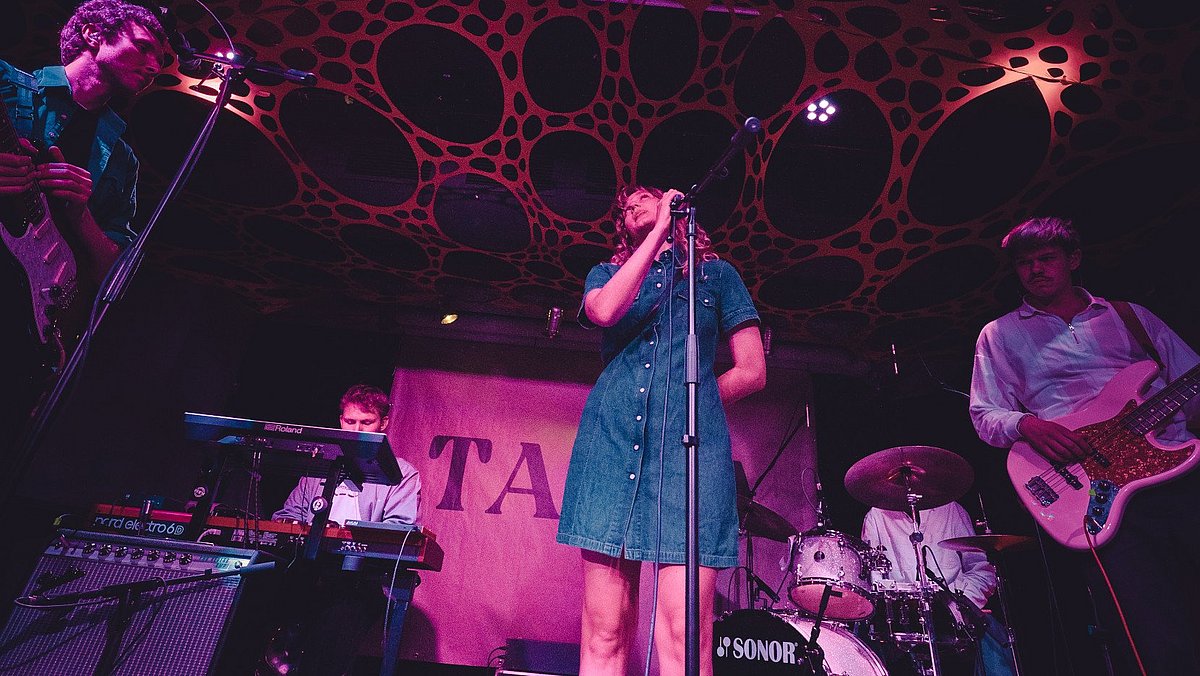 Sängerin im Rampenlicht auf der Bühne 