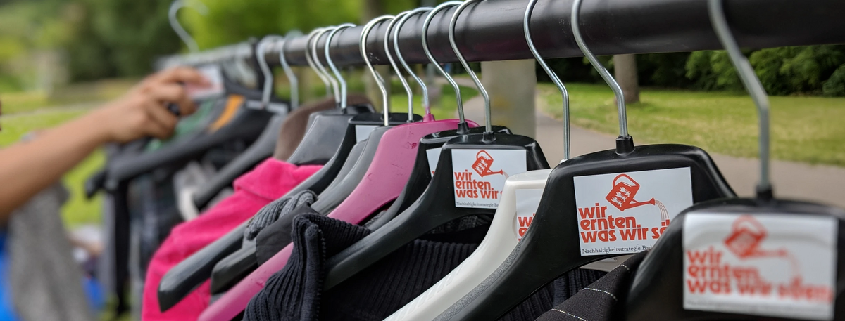 Kleider auf Kleiderbügel hängen an einer Kleiderstange