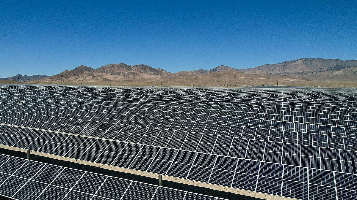 Ein Solarpark in einer wüstenähnlichen Gegend