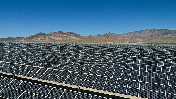 Ein Solarpark in einer wüstenähnlichen Gegend