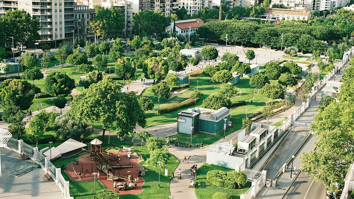 Begrünter Stadtpark mit Bäumen als Maßnahme zur Klimaanpassung