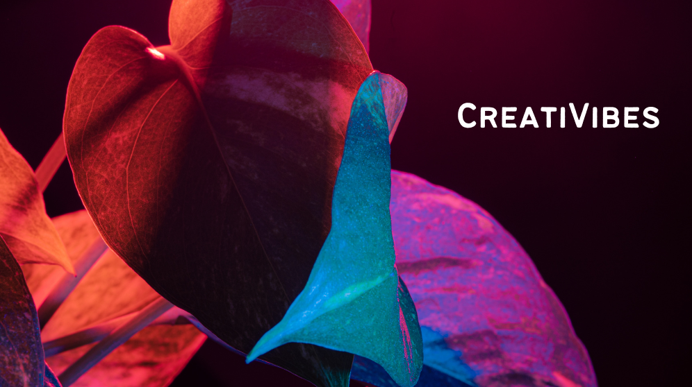 Abstrakte Pflanzenkunst mit Schriftzug CreatiVibes