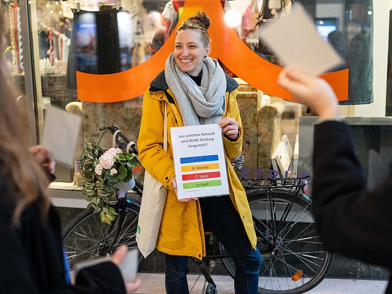 Junge Frau hält eine Umfrage in der Hand bei einem Workshop