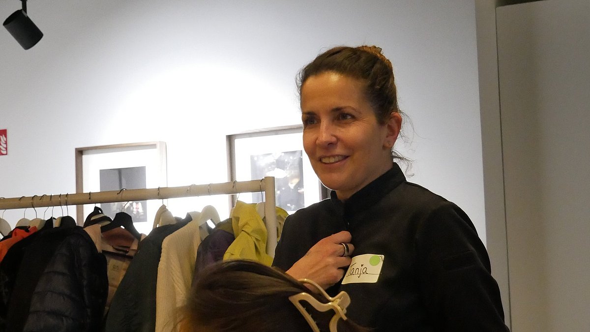 Eine Frau spricht zu Publikum