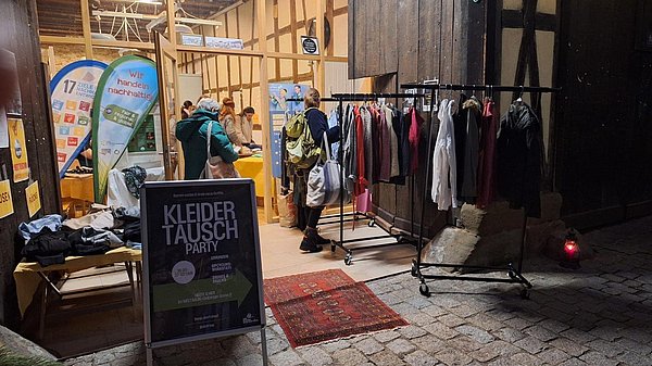 Mehrere Kleiderstangen laden ein zu einer Kleidertauschparty