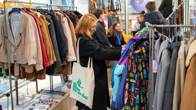 Eine junge Frau beim Shoppen
