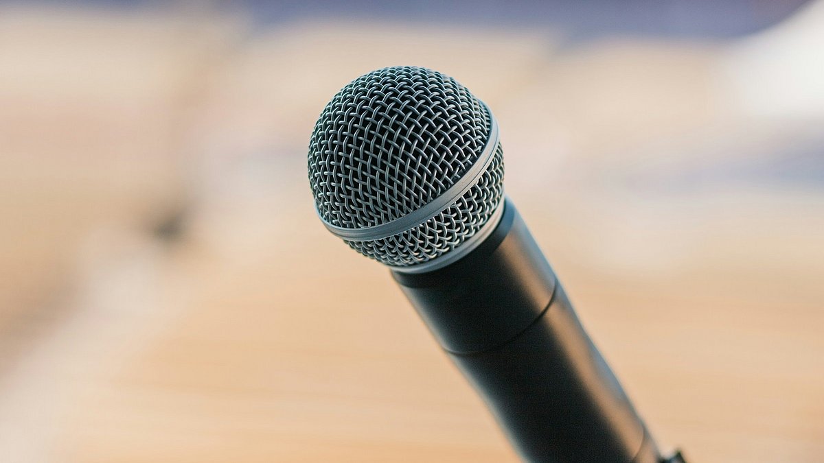 Mikrofon steht in einem Raum