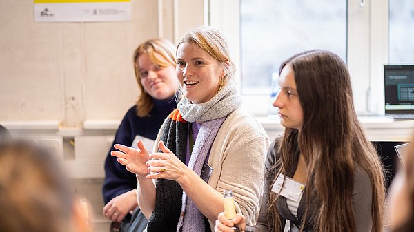 Eine junge Frau erklärt etwas