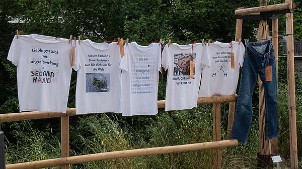T-Shirts mit Aufdruck hängen auf einer Wäscheleine