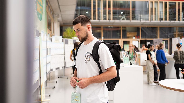 Jugendliche informieren sich über Zukunftsberufe