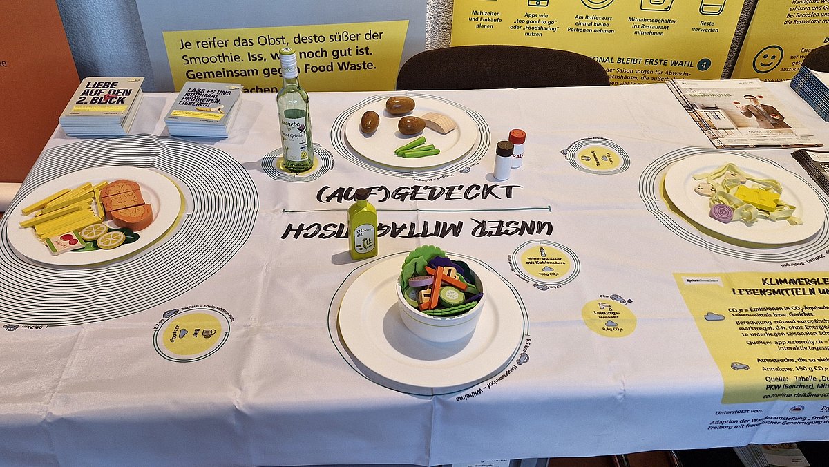 Gedeckter Tisch mit Lebensmitteln aus demKaufladen