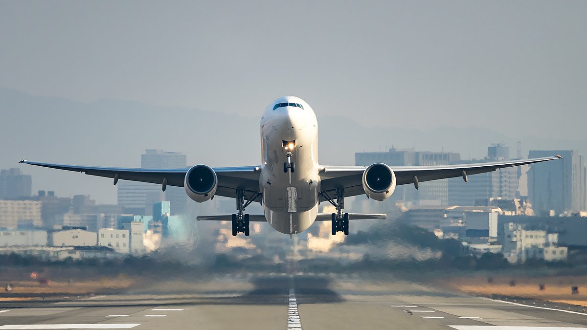 Ein Flugzeug hebt ab.